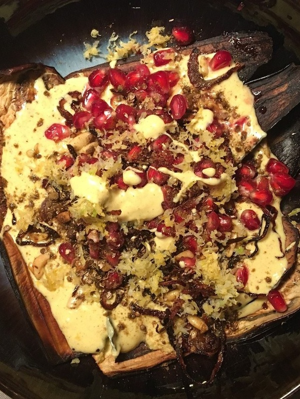 Auberginen mit Curry-Joghurt und Nüssen